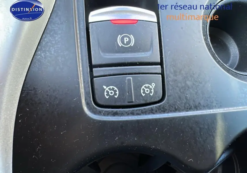 Gros plan sur les commandes du frein à main automatique et régulateur de vitesse du Renault Kadjar gris foncé 2019.