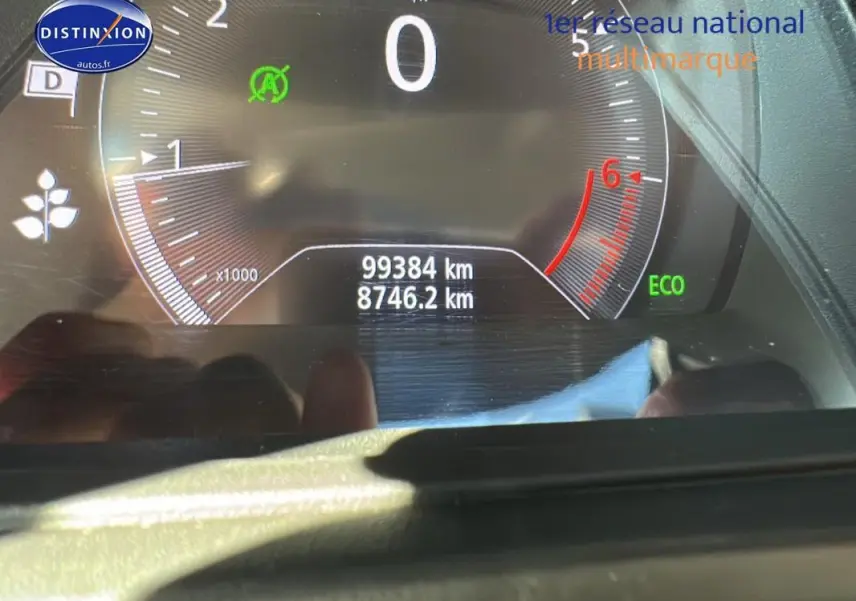 Gros plan sur le tableau de bord numérique du Renault Kadjar gris foncé, affichant 99 384 km et mode ECO activé.