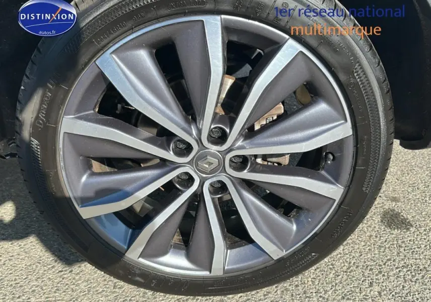 Gros plan sur la jante alliage 19 pouces gris foncé du Renault Kadjar TCe 160 FAP EDC Intens 2019.