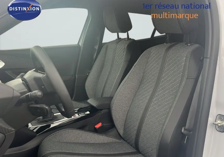 Intérieur de la Peugeot 2008 blanc okenite, vue côté gauche sur les sièges avant en tissu gris et cuir noir.