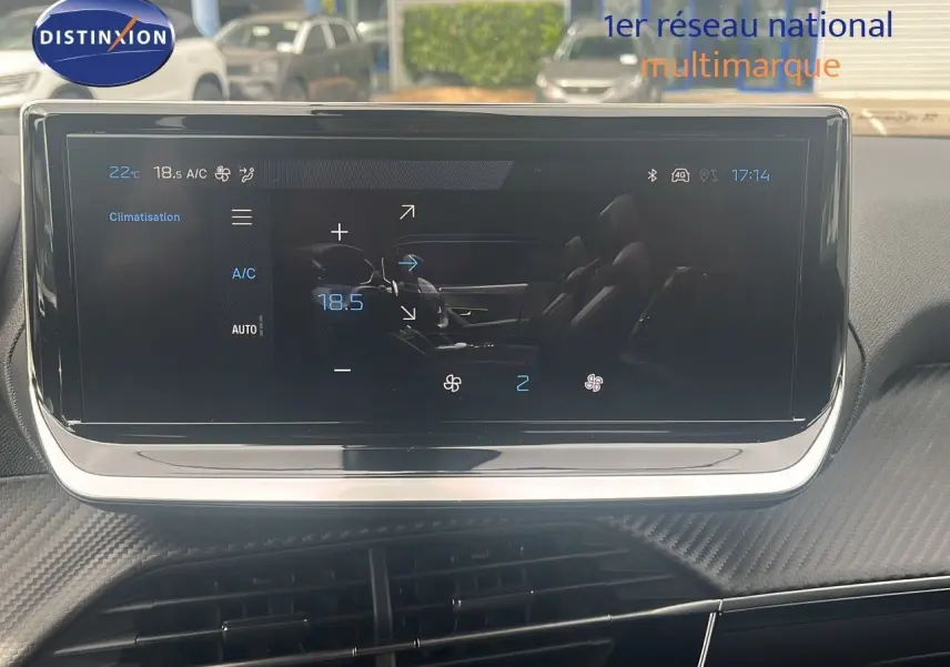 Vue avant du Peugeot 2008 blanc Okenite Metal 2025, mettant en valeur son écran tactile et la calandre distinctive.