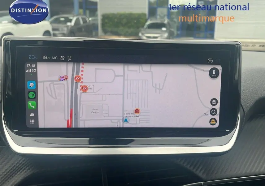 Vue intérieure centrée sur l'écran tactile du tableau de bord du Peugeot 2008 blanc Okenite Metal de 2025.