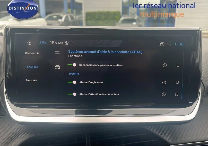 Écran tactile intérieur du Peugeot 2008 2025 montrant les options avancées d'aide à la conduite sur fond noir brillant.