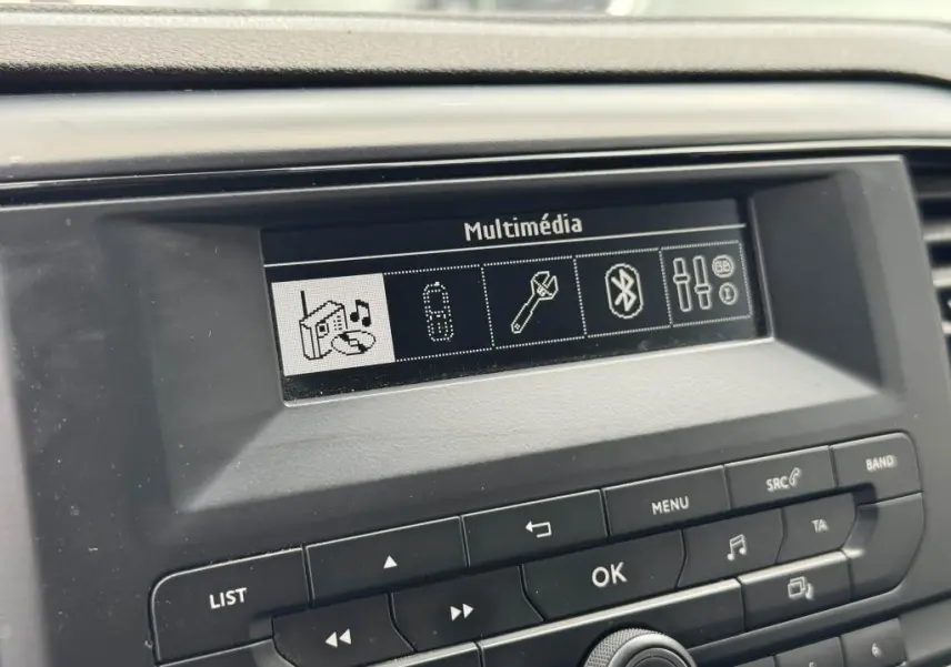 Écran multimédia du tableau de bord du Peugeot Expert Fourgon blanc, affichant les options audio et Bluetooth.