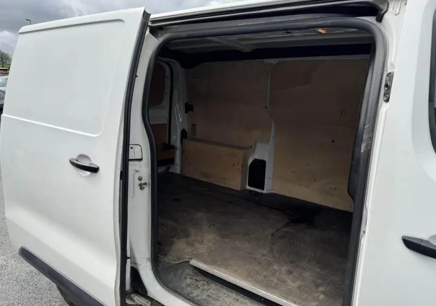 Vue côté droit du Peugeot Expert Fourgon blanc 2018 avec porte coulissante ouverte montrant l'espace de chargement vide.