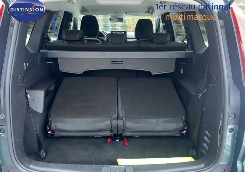 Gros plan sur les commandes de régulateur de vitesse à gauche du volant noir du Dacia Jogger 2025, intérieur sobre.