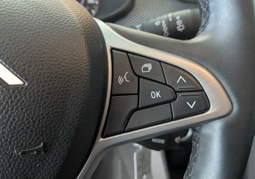 Gros plan sur les commandes multifonctions à droite du volant noir du Dacia Jogger 2025, finition Expression.