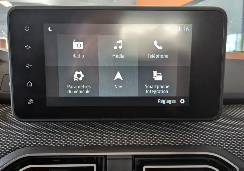 Écran tactile central du tableau de bord du Dacia Jogger 2025 affichant les options radio, média, téléphone et navigation.