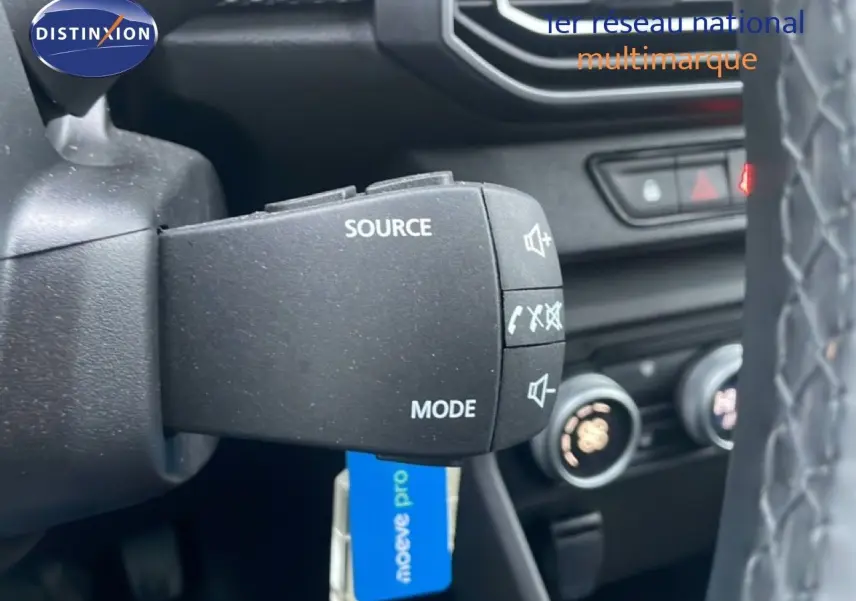 Écran tactile central du Dacia Jogger 2025 affichant les paramètres d’aides à la conduite, avec tableau de bord en tissu noir.