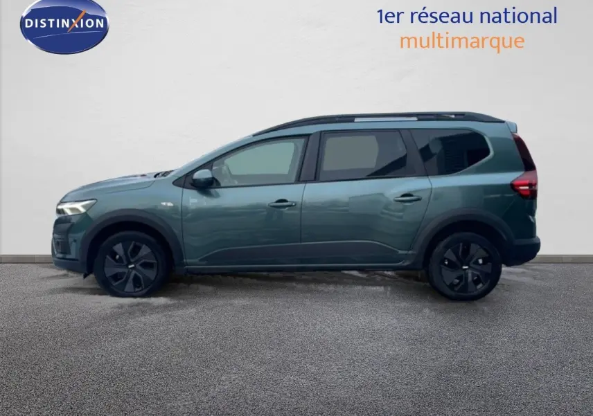 Vue intérieure centrée sur le volant noir du Dacia Jogger 2025 avec tableau de bord et écran tactile visibles.