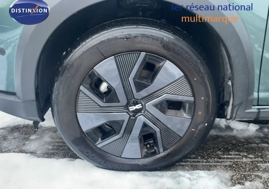 Vue rapprochée du tableau de bord du Dacia Jogger 2025, affichant l'alerte angle mort et les compteurs analogiques.