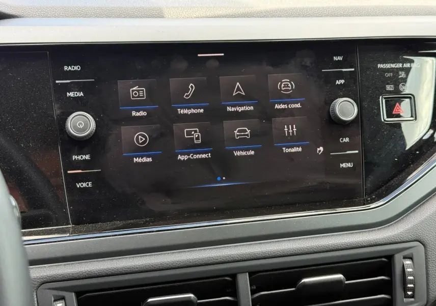 Écran tactile central du tableau de bord du Volkswagen Taigo 2025 avec commandes multimédia et navigation visibles.