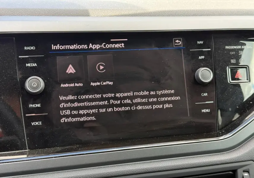 Écran tactile central du tableau de bord du Volkswagen Taigo gris, affichant les options Android Auto et Apple CarPlay.