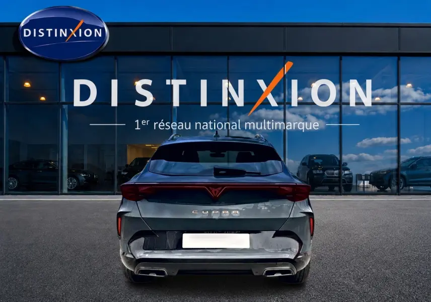 Vue arrière d'une CUPRA Formentor bleu fjord 2026 avec feux arrière LED et double sortie d'échappement.
