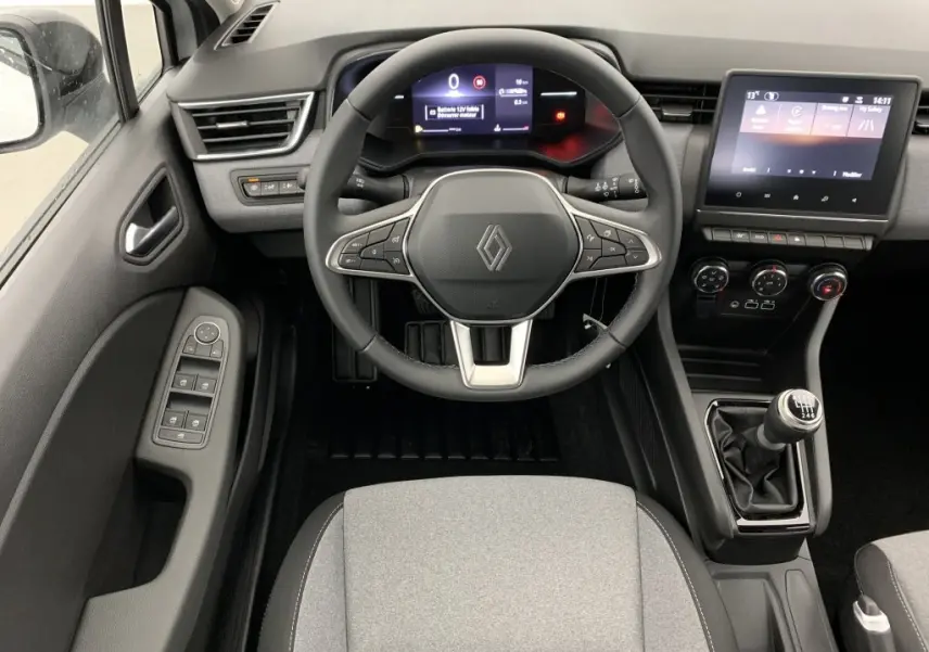Vue intérieure centrée sur le volant et tableau de bord de la Renault Clio V TCE 90, avec boîte manuelle et écran tactile.