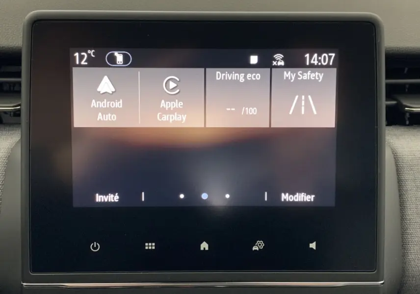 Écran tactile central de la Renault Clio V blanc Glacier affichant Android Auto, Apple Carplay et mode sécurité à 14h07