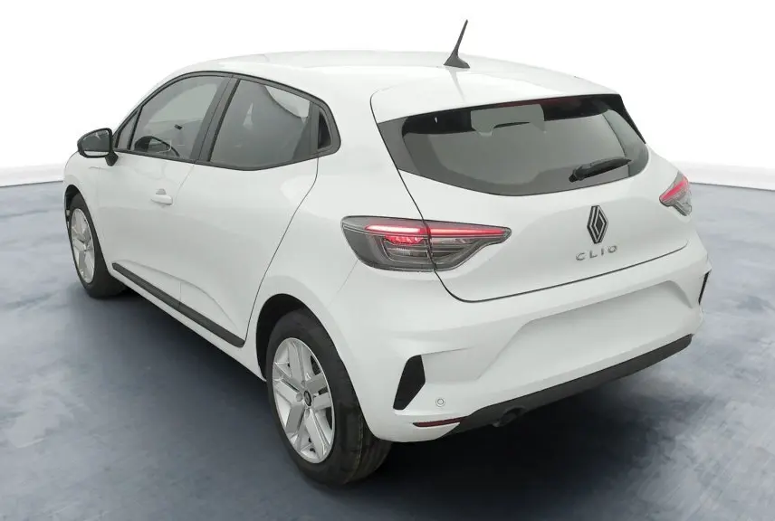 Vue 3/4 arrière droite d'une Renault Clio V TCE 90 Evolution blanche Glacier avec feux arrière LED et jantes 16 pouces.