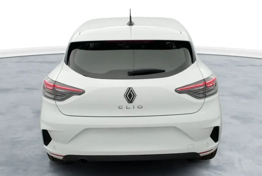Vue arrière d'une Renault Clio V TCE 90 blanc glacier avec feux arrière Full LED et lunette arrière teintée.