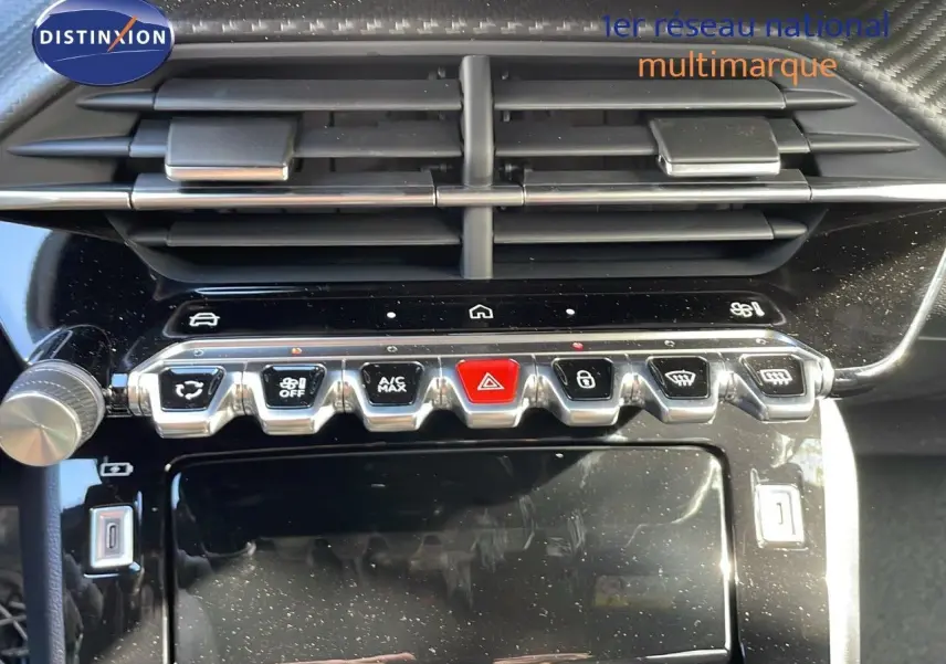 Gros plan sur la console centrale du Peugeot 2008 gris Artense, mettant en valeur les commandes climatisation et boutons fonctionnels.