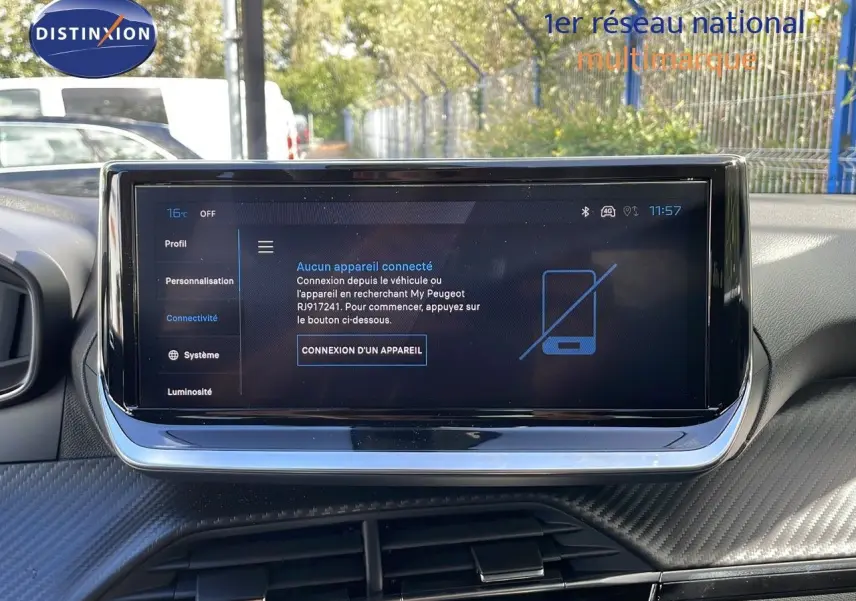 Vue intérieure centrée sur l'écran tactile du tableau de bord du Peugeot 2008 gris Artense Metal 2025.
