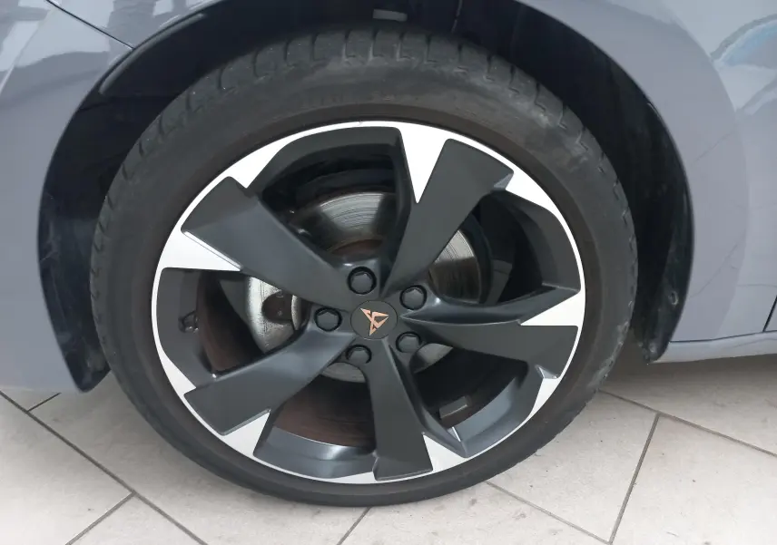 Gros plan sur la jante noire et argentée avec logo CUPRA d'une roue avant droite d'une CUPRA Leon gris Graphene.