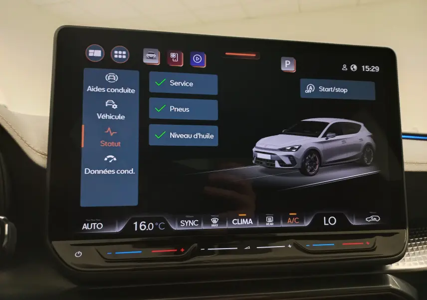Écran tactile intérieur affichant une modélisation 3/4 avant d'une CUPRA Leon blanche Nevada avec menu de statut véhicule.