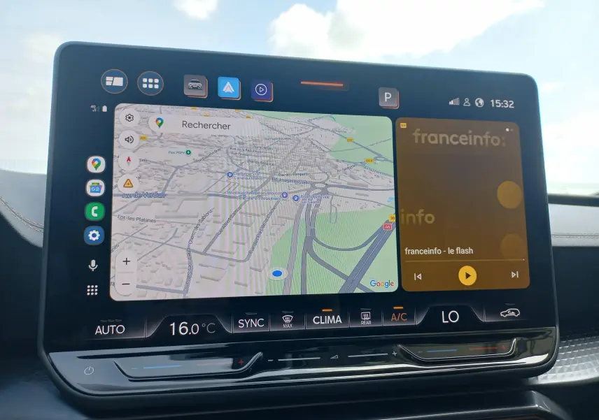 Écran tactile central de la CUPRA Leon Phase 2, affichant la navigation et la radio dans un intérieur moderne.
