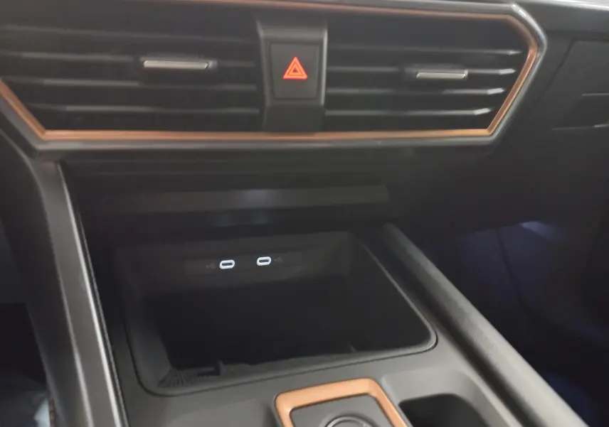Détail de la console centrale avec prises USB-C et bouton de signalisation d'urgence dans une CUPRA Leon Phase 2.