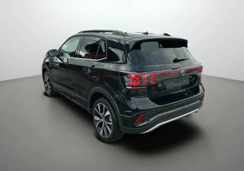 Volkswagen T-Cross noir intense en 3/4 arrière droit, jantes alu 18 pouces et feux arrière LED distinctifs.