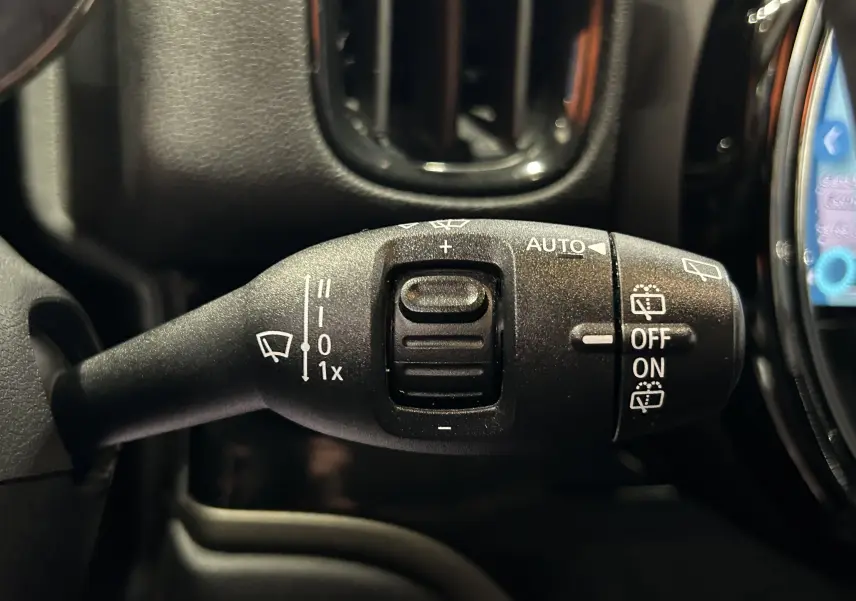 Gros plan sur la commande d’essuie-glace du MINI Countryman 2021, intérieur noir avec détails blancs.
