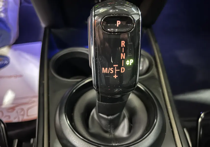 Le levier de vitesses automatique éclairé en noir et chrome du MINI Countryman 2021, vue rapprochée intérieure.