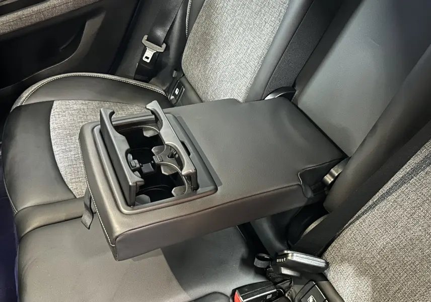 Détail de l'accoudoir arrière avec porte-gobelets déployé sur les sièges gris et noirs du MINI Countryman 2021.