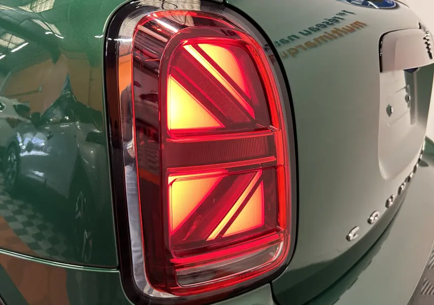 Gros plan sur le feu arrière gauche rouge avec motif Union Jack du MINI Countryman vert métallisé 2021.