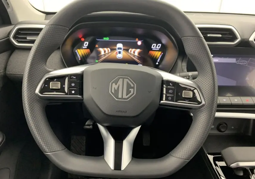Vue rapprochée du volant noir perforé du MG ZS 1.5L Hybrid+ 2026 avec tableau de bord numérique et écran central.