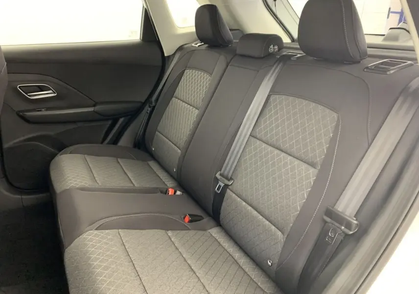 Vue latérale droite de la banquette arrière en tissu gris et noir du MG ZS 1.5L HYBRID+ 2026, avec ceintures de sécurité visibles.
