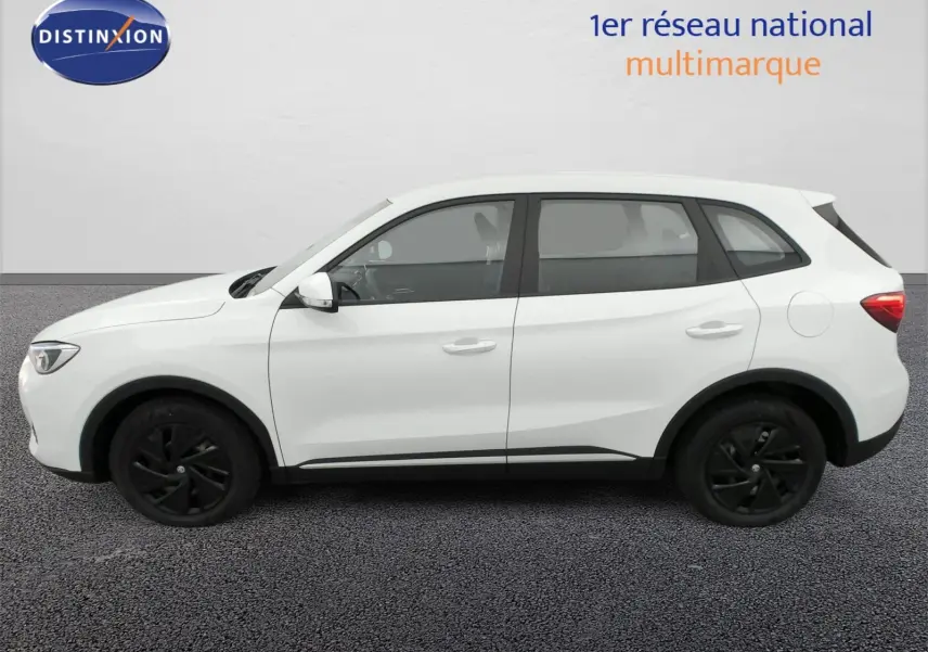 Vue de profil côté gauche du SUV MG ZS blanc Dover White avec jantes noires et vitres teintées.