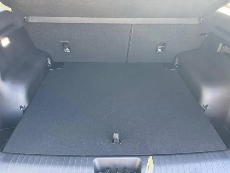 Vue intérieure du coffre spacieux et propre du JAECOO J5 1.5 TGDI 224ch en Carbon Crystal Black métal.