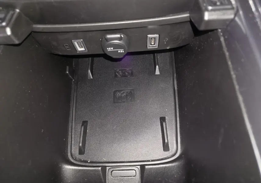 Gros plan sur le chargeur à induction et ports USB dans la console centrale de la FIAT 600 Hybrid bleu 2025.