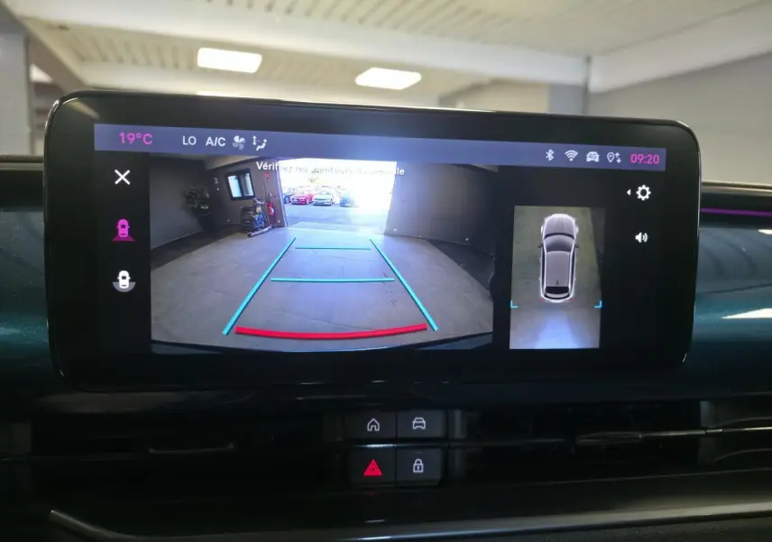 Écran multimédia de la FIAT 600 Hybrid bleu montrant la caméra de recul 180° avec vue arrière et top-view du véhicule.