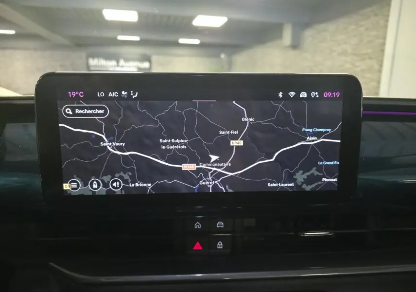Écran tactile central affichant la navigation GPS dans l'habitacle d'une FIAT 600 bleu, vue intérieure frontale.
