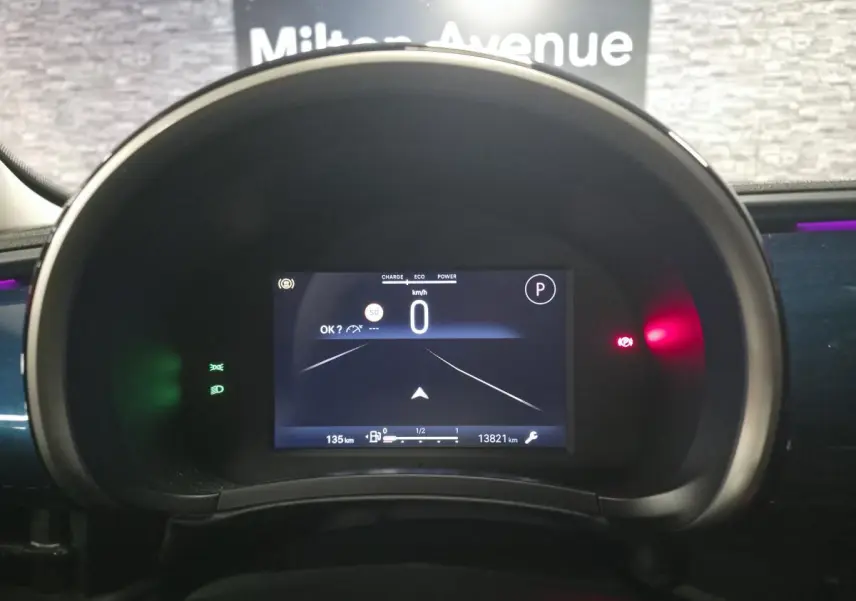 Vue rapprochée du combiné d'instrumentation numérique 7 pouces de la Fiat 600 Hybrid bleue, affichant 0 km/h.
