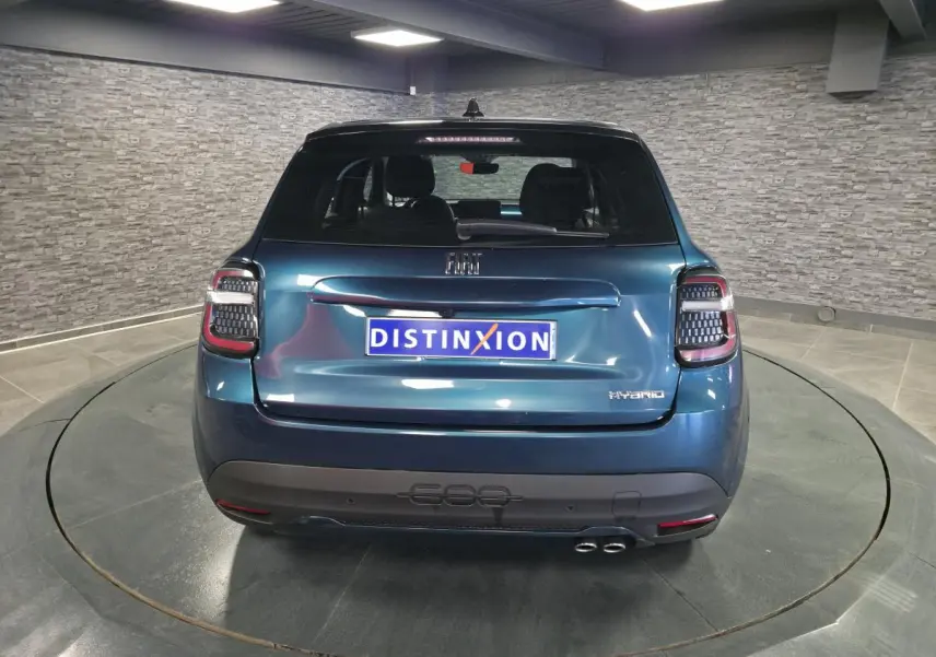 Vue arrière d'une FIAT 600 hybride bleu métallisé avec feux LED et double sortie d'échappement chromée.