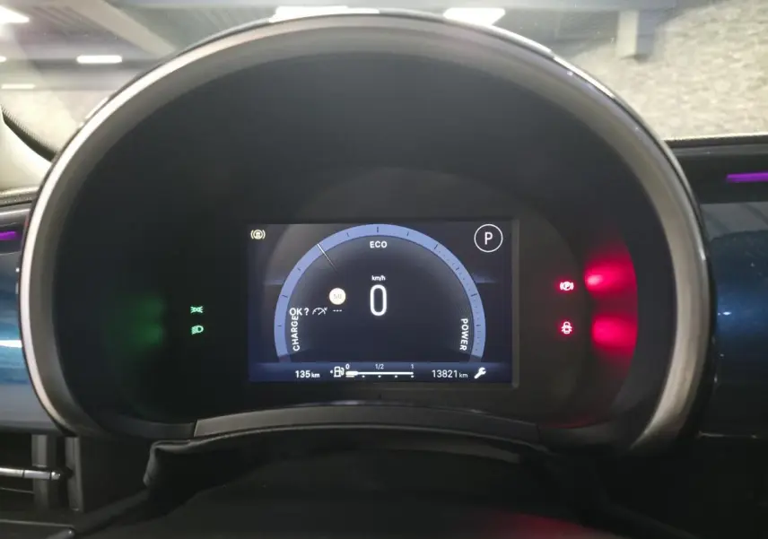 Vue rapprochée du combiné d'instruments numérique de la FIAT 600 Hybrid 2025 affichant la vitesse à 0 km/h.