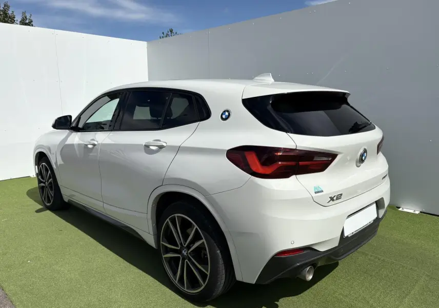 BMW X2 blanc alpin vue 3/4 arrière droit avec jantes 19 pouces et toit ouvrant panoramique en verre