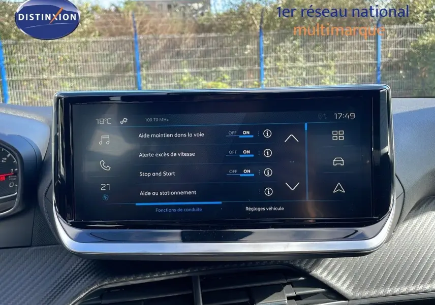 Écran tactile central du Peugeot 2008 blanc Okenite Metal affichant les aides à la conduite et réglages véhicule.