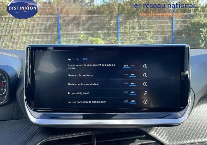 Écran tactile central affichant les réglages de sécurité du Peugeot 2008 2025, intérieur gris et noir.
