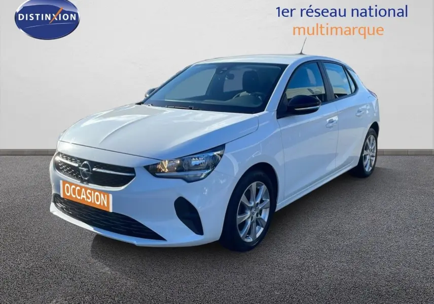 Opel Corsa blanc glacier vue 3/4 avant droit sur fond neutre avec plaque occasion orange visible