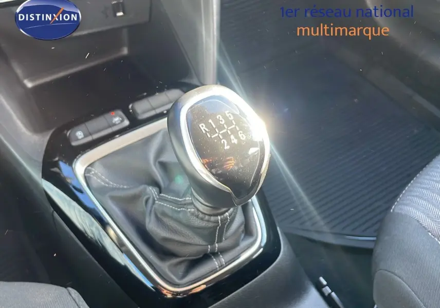 Le levier de vitesses manuel de l'Opel Corsa blanc glacier 2022, vu en gros plan depuis le siège conducteur.