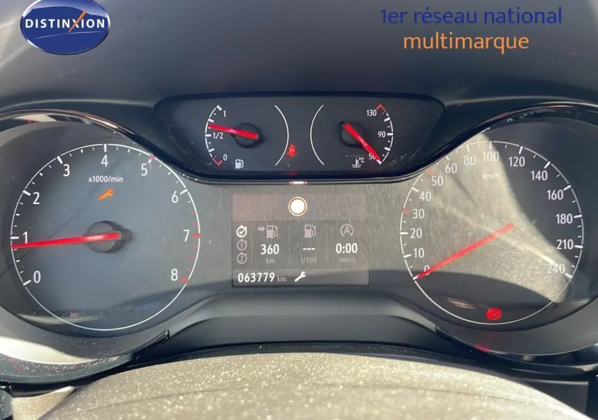 Tableau de bord de l'Opel Corsa blanc glacier 2022, affichant compte-tours, vitesse et jauges au ralenti.