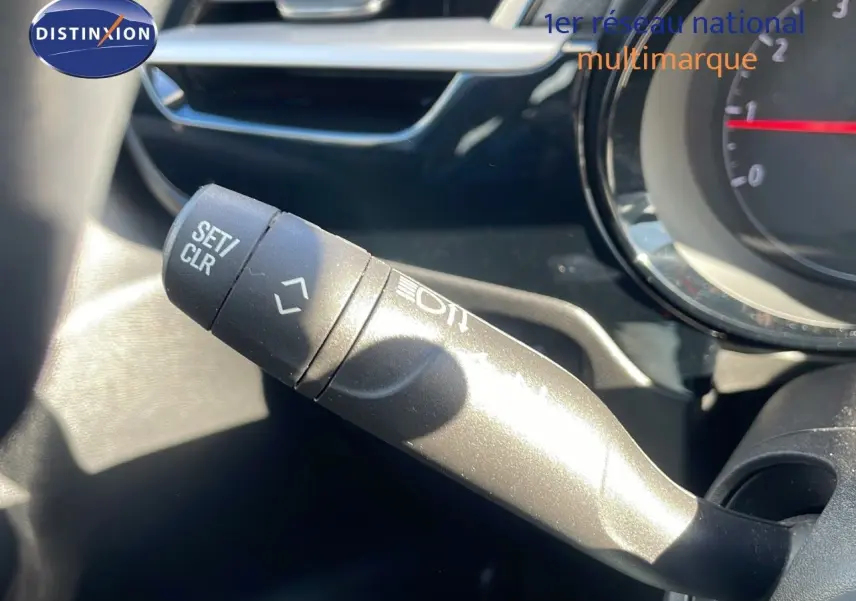 Le levier de commande des feux et régulateur de vitesse de l'Opel Corsa 1.5D 102CH Edition 2022, intérieur noir.